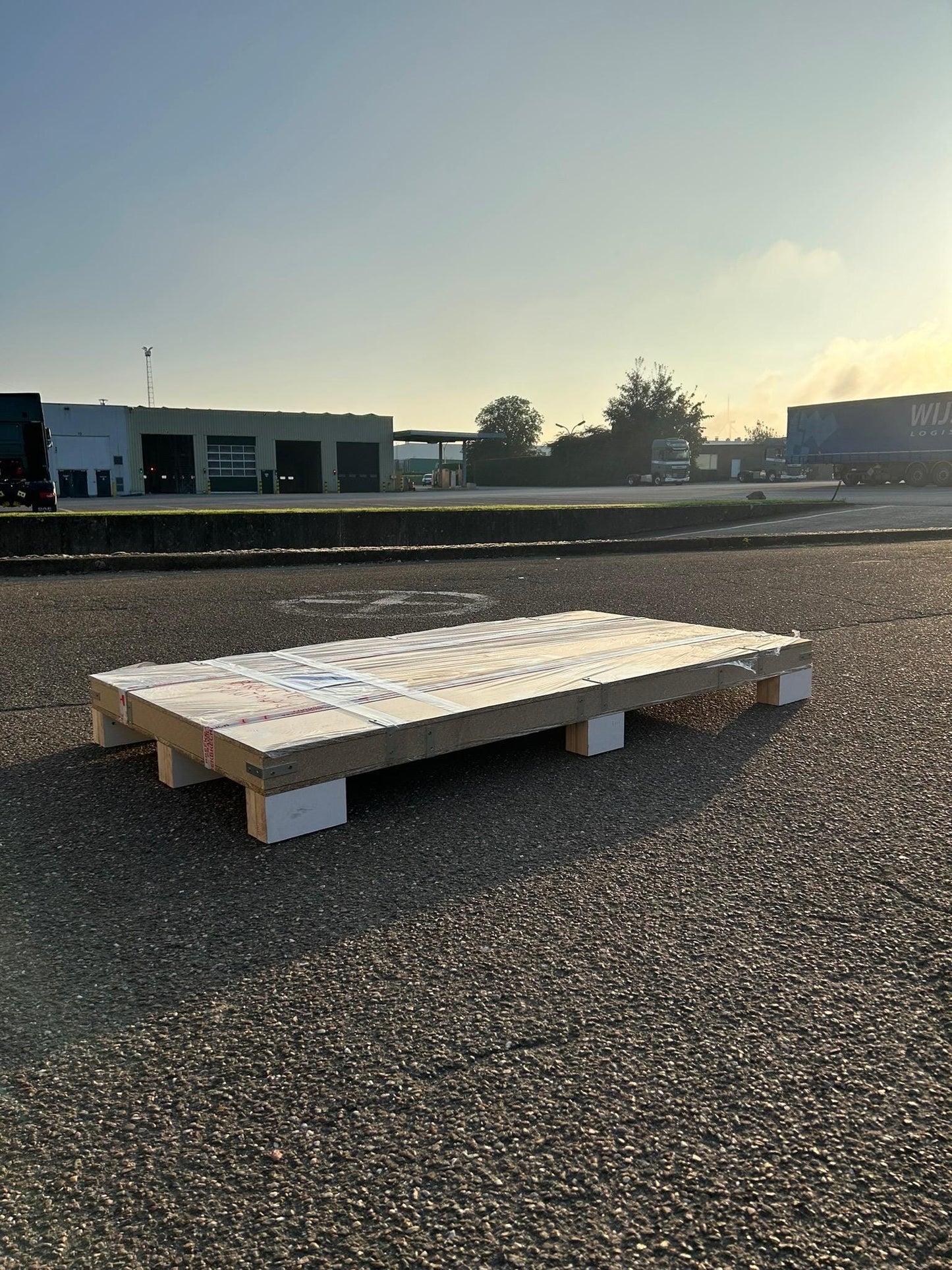 Tisch aus Altholz | Shou Sugi Ban | Goldfinish