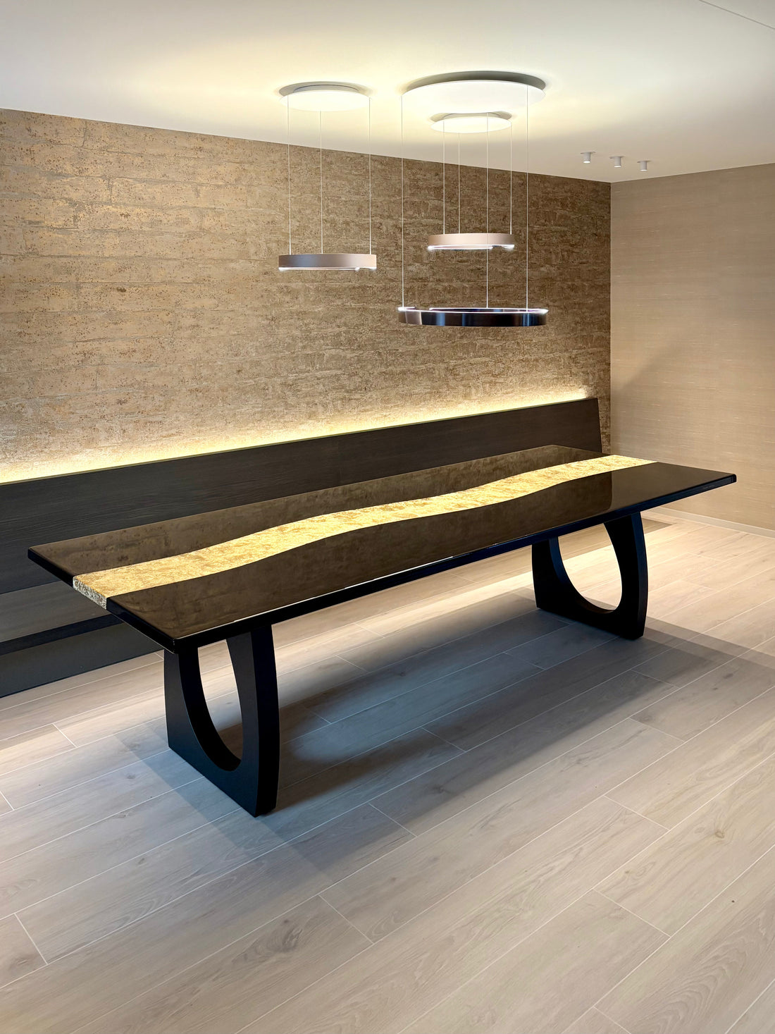 Custom epoxy resin dining table with gold river effect — handcrafted by Leonardo Gravina, Belgium