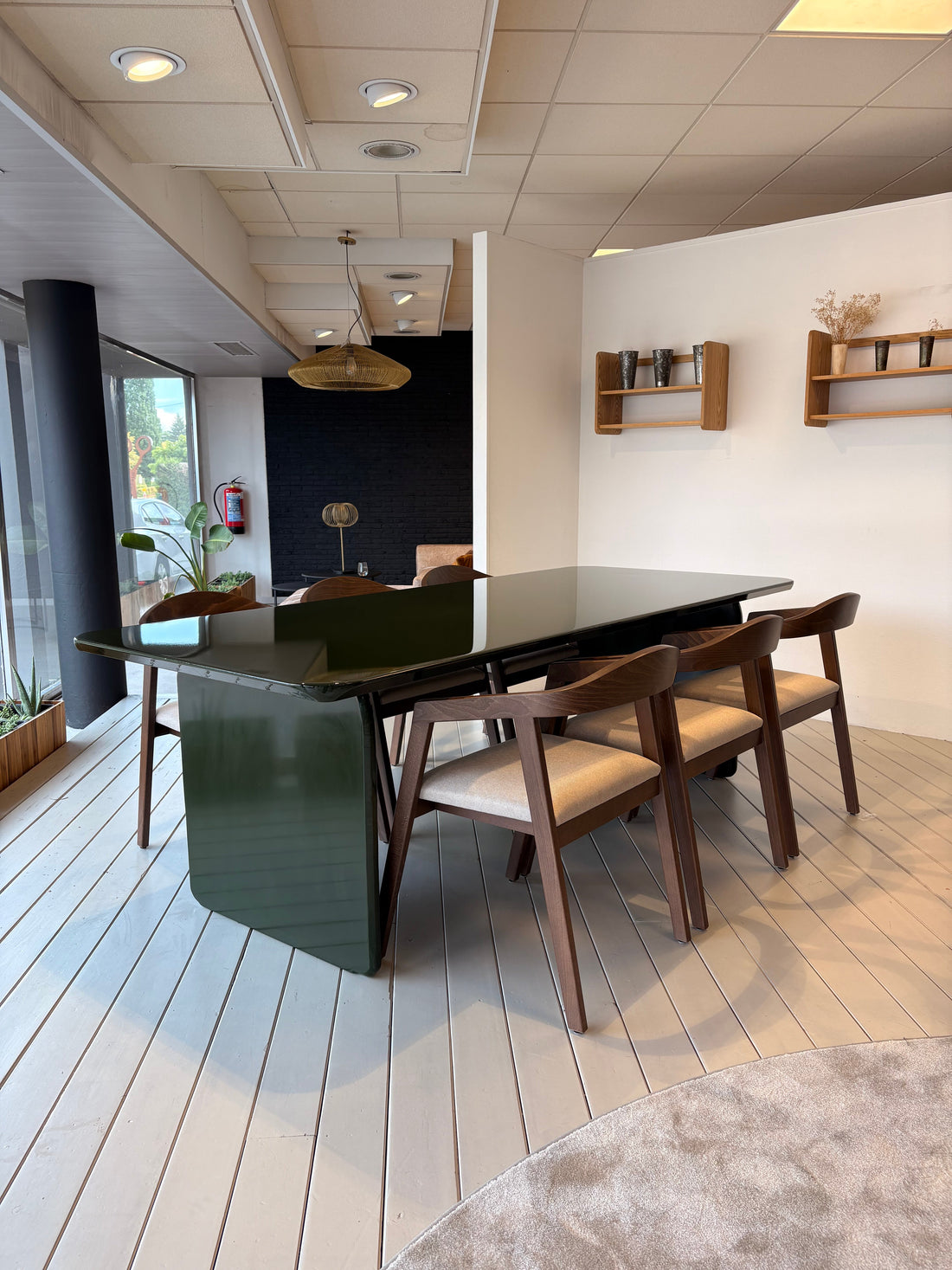 Bespoke monochromatic dining table. In green high gloss 