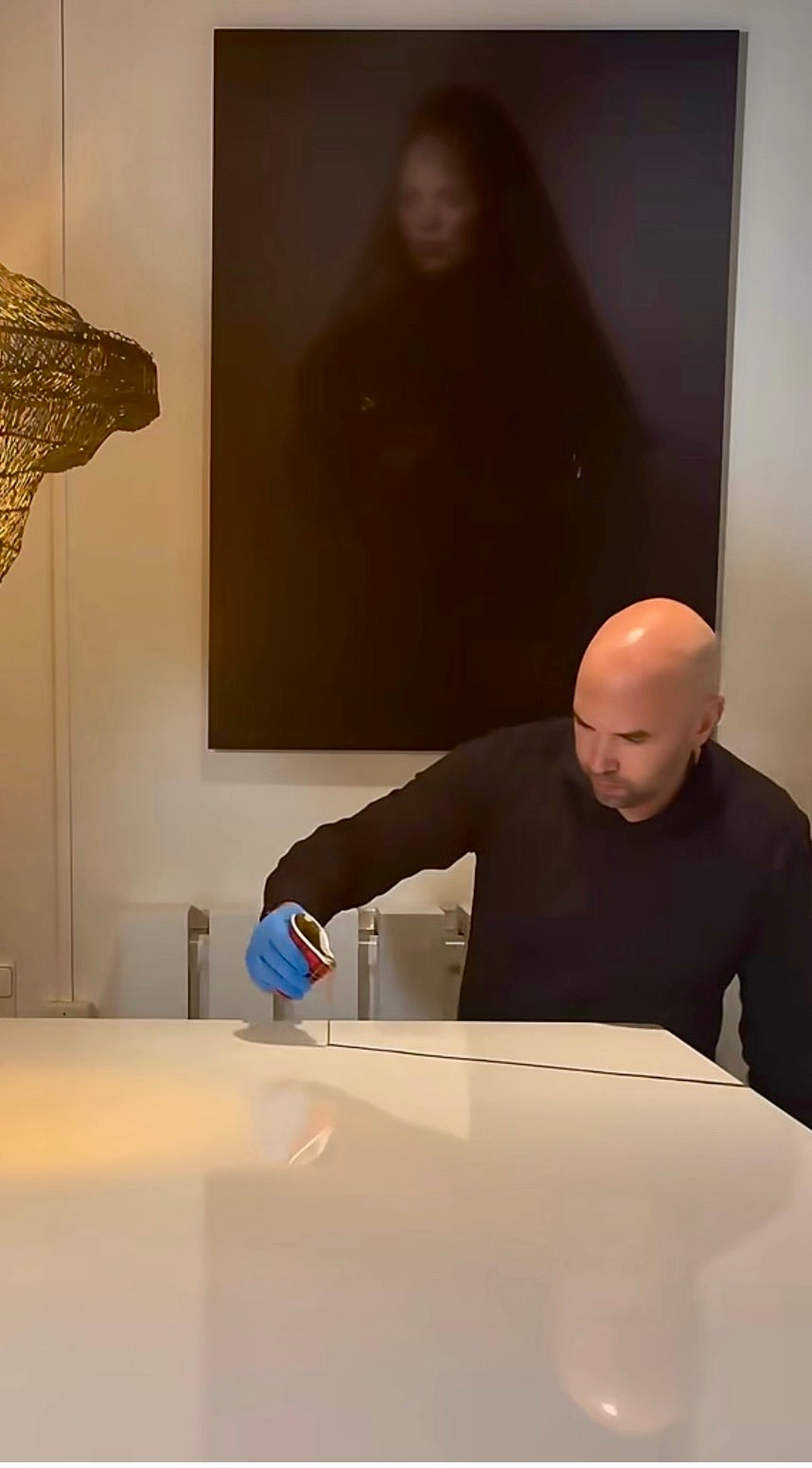 Custom epoxy resin dining table shipped to USA — Leonardo Gravina Belgium