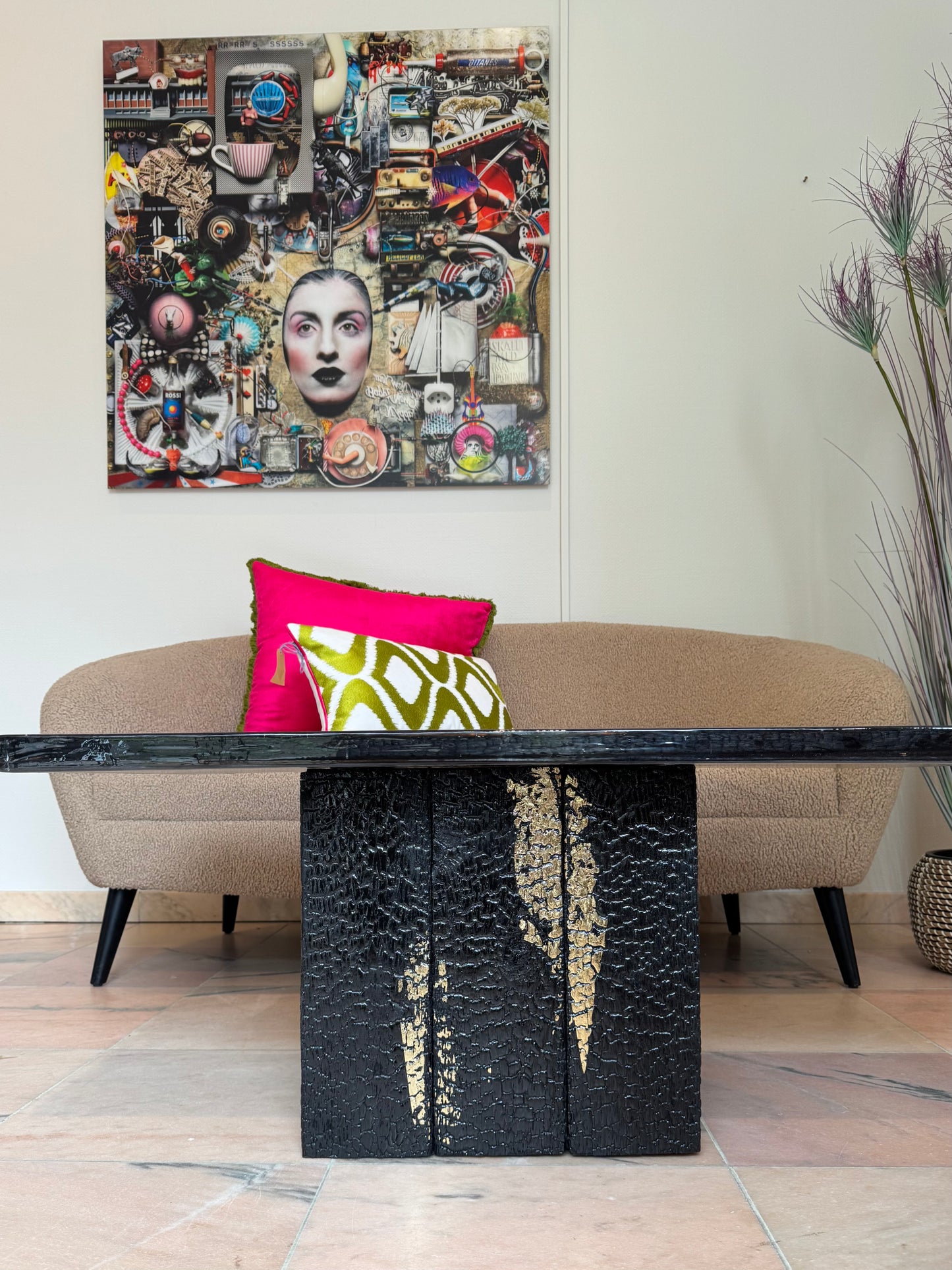 Tisch aus Altholz | Shou Sugi Ban | Goldfinish