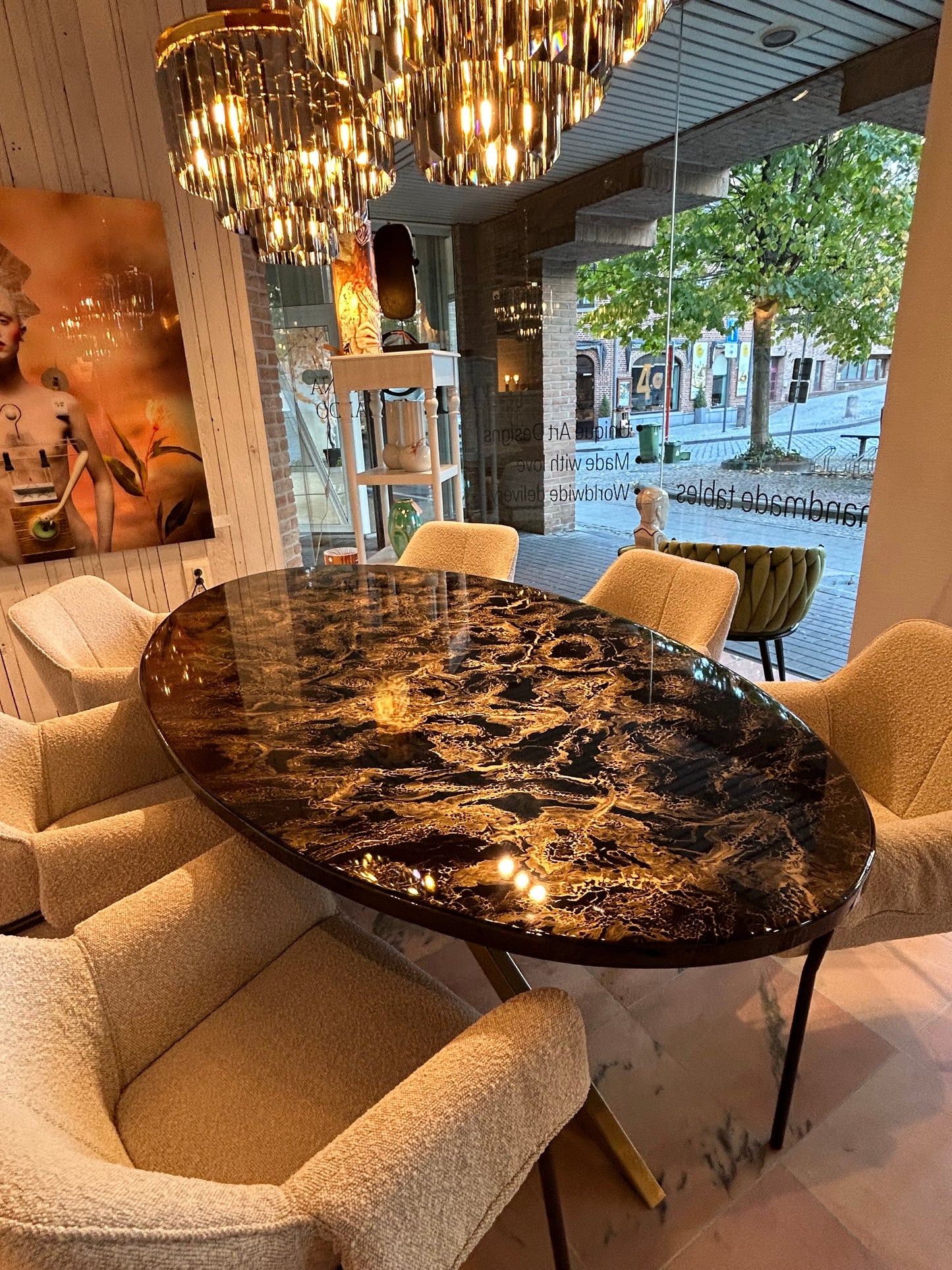 Table de salle à manger en résine, motif marbre nuage noir et or