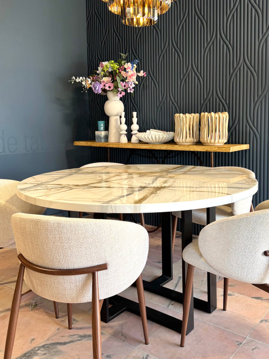 Moderne eetkamer met ronde marmer look tafel en beige stoelen