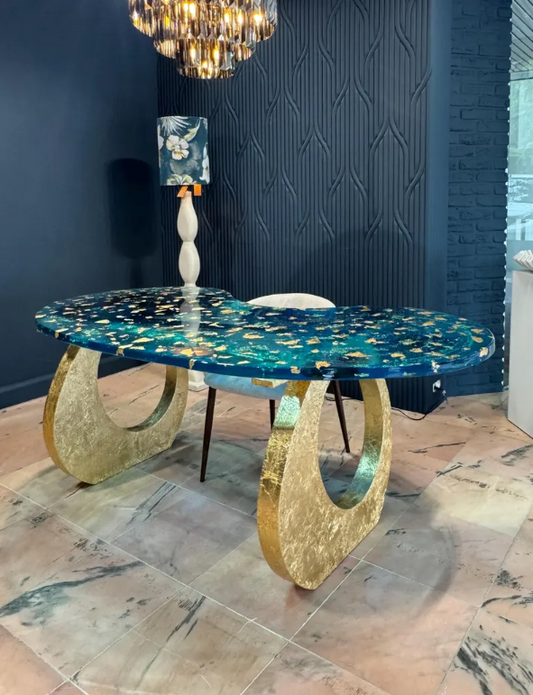 Blauw-gouden eettafel met opvallende goudkleurige U-vorm poten