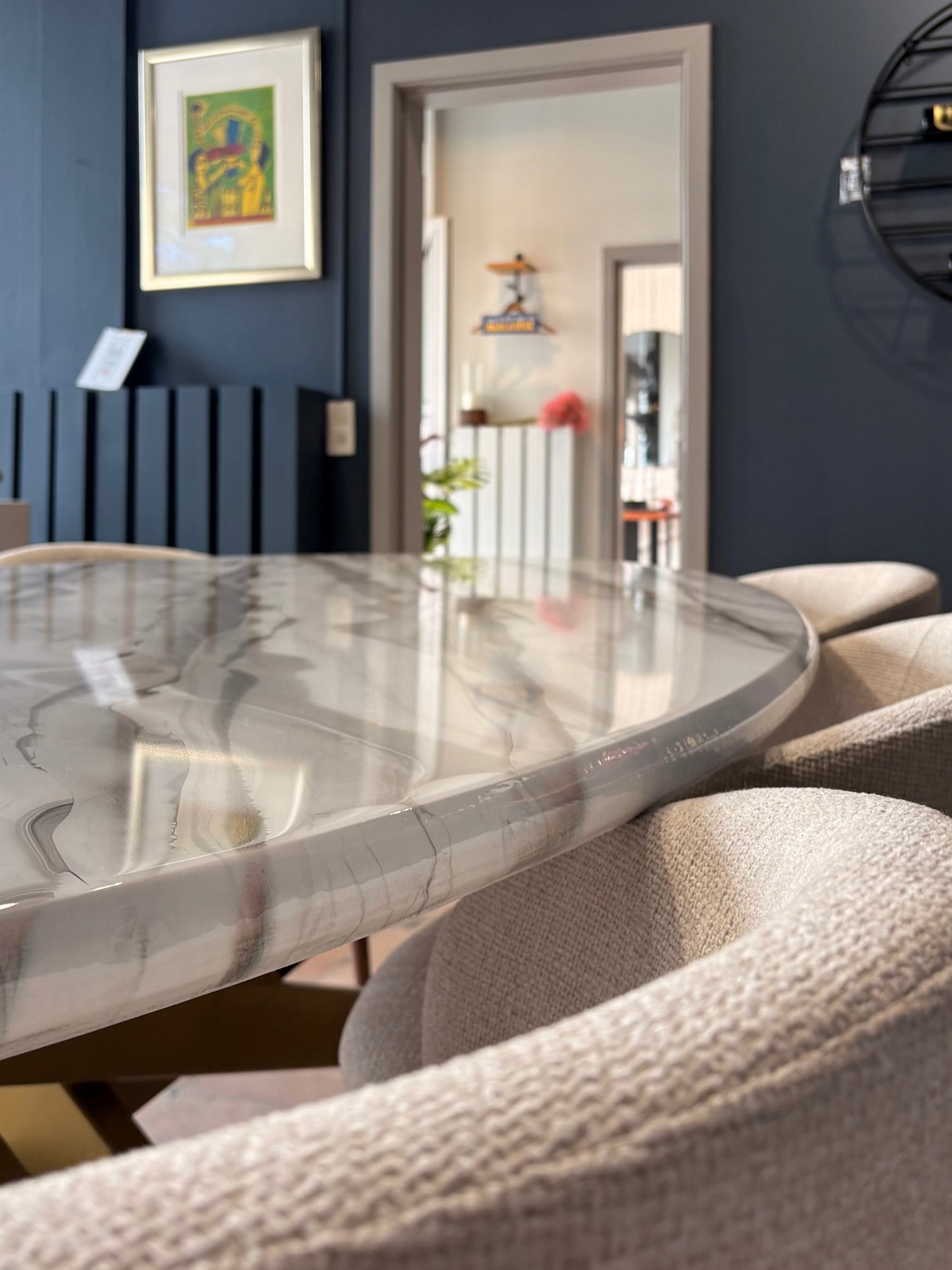 Table à manger ovale en époxy effet marbre — Fabriquée à la main sur commande