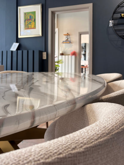 Table à manger ovale en époxy effet marbre — Fabriquée à la main sur commande