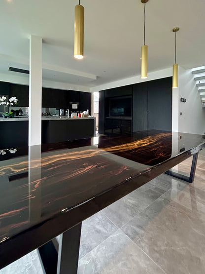 Zwarte design tafel met gouden rivier en bronzen marmer