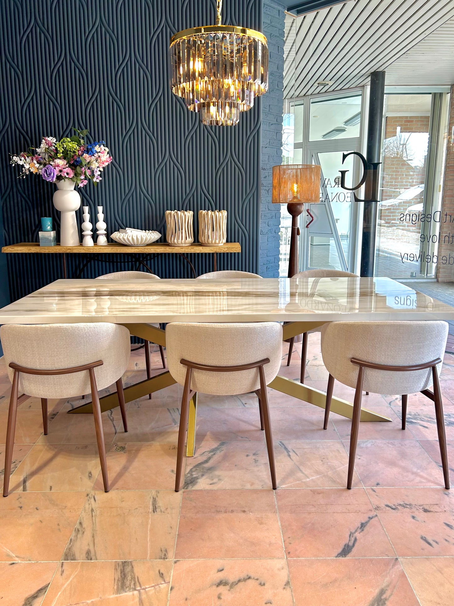 Rechthoekige rivier eettafel met beige stoelen in moderne showroom.