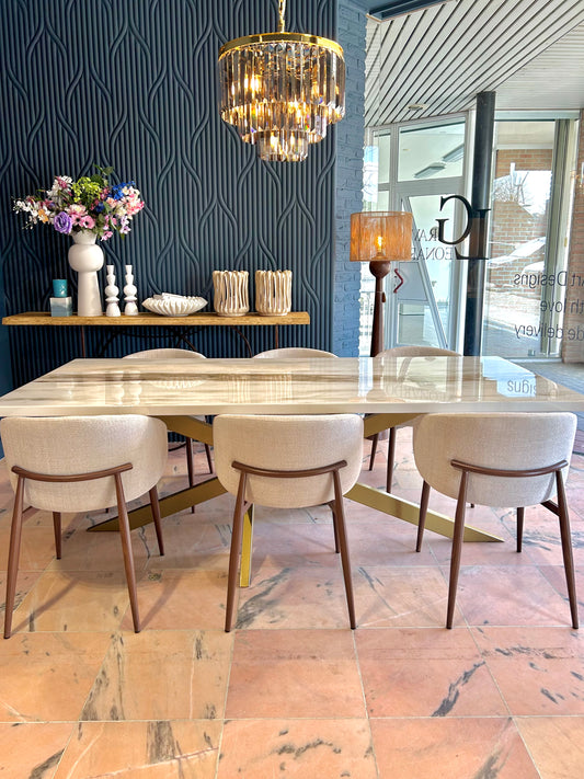 Rechthoekige rivier eettafel met beige stoelen in moderne showroom.