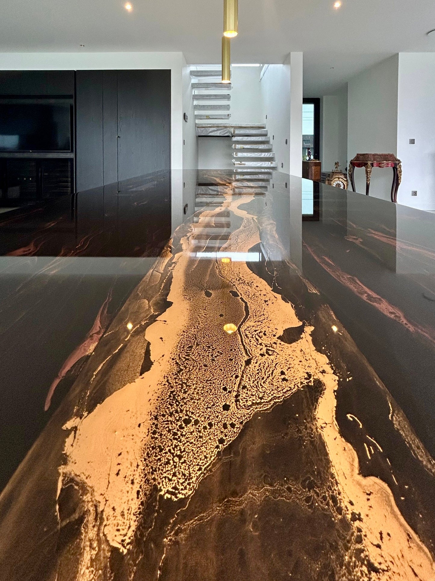 Zwarte design tafel met gouden rivier en bronzen marmer