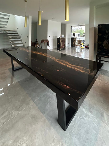 Zwarte design tafel met gouden rivier en bronzen marmer