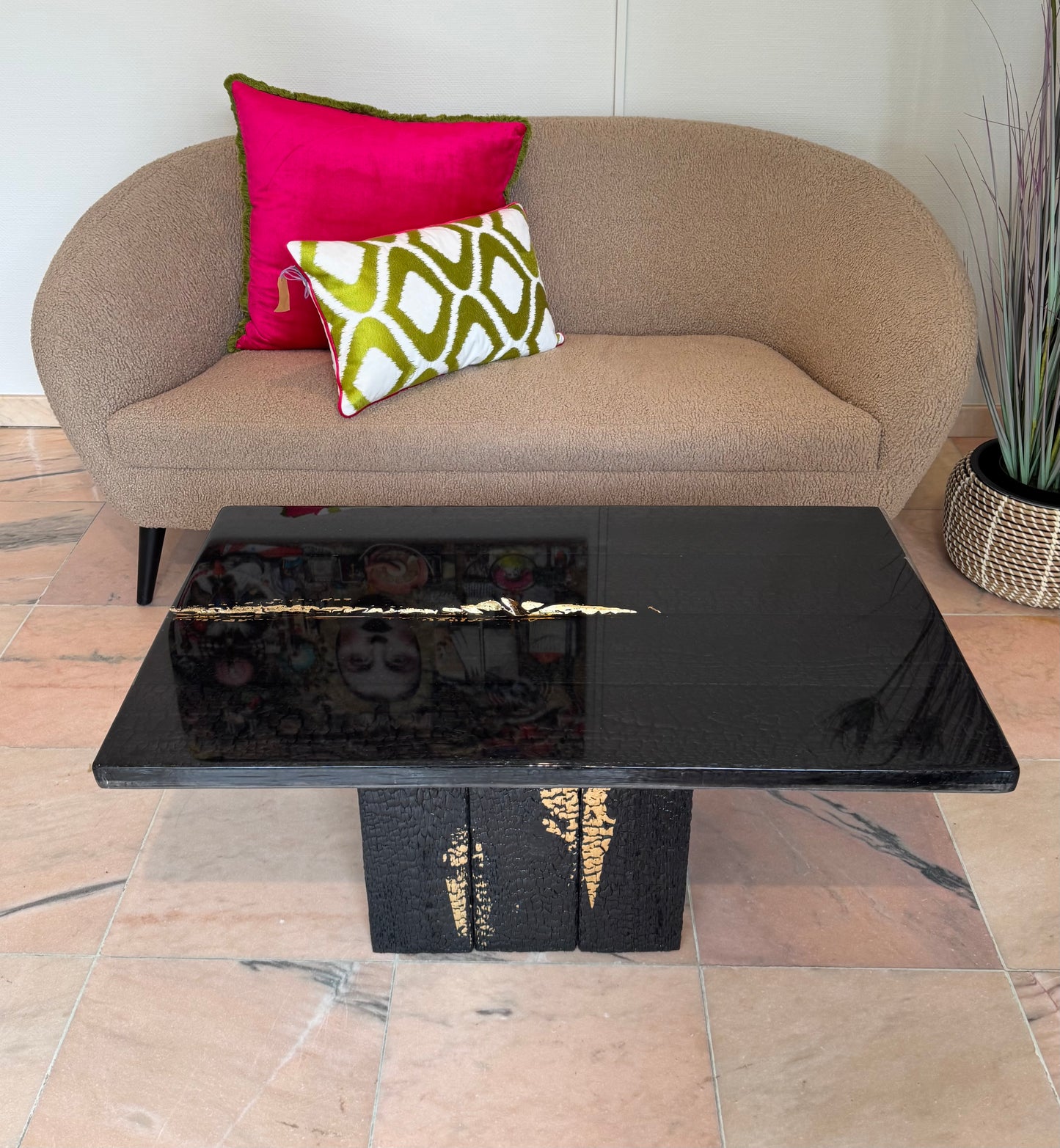 Tisch aus Altholz | Shou Sugi Ban | Goldfinish