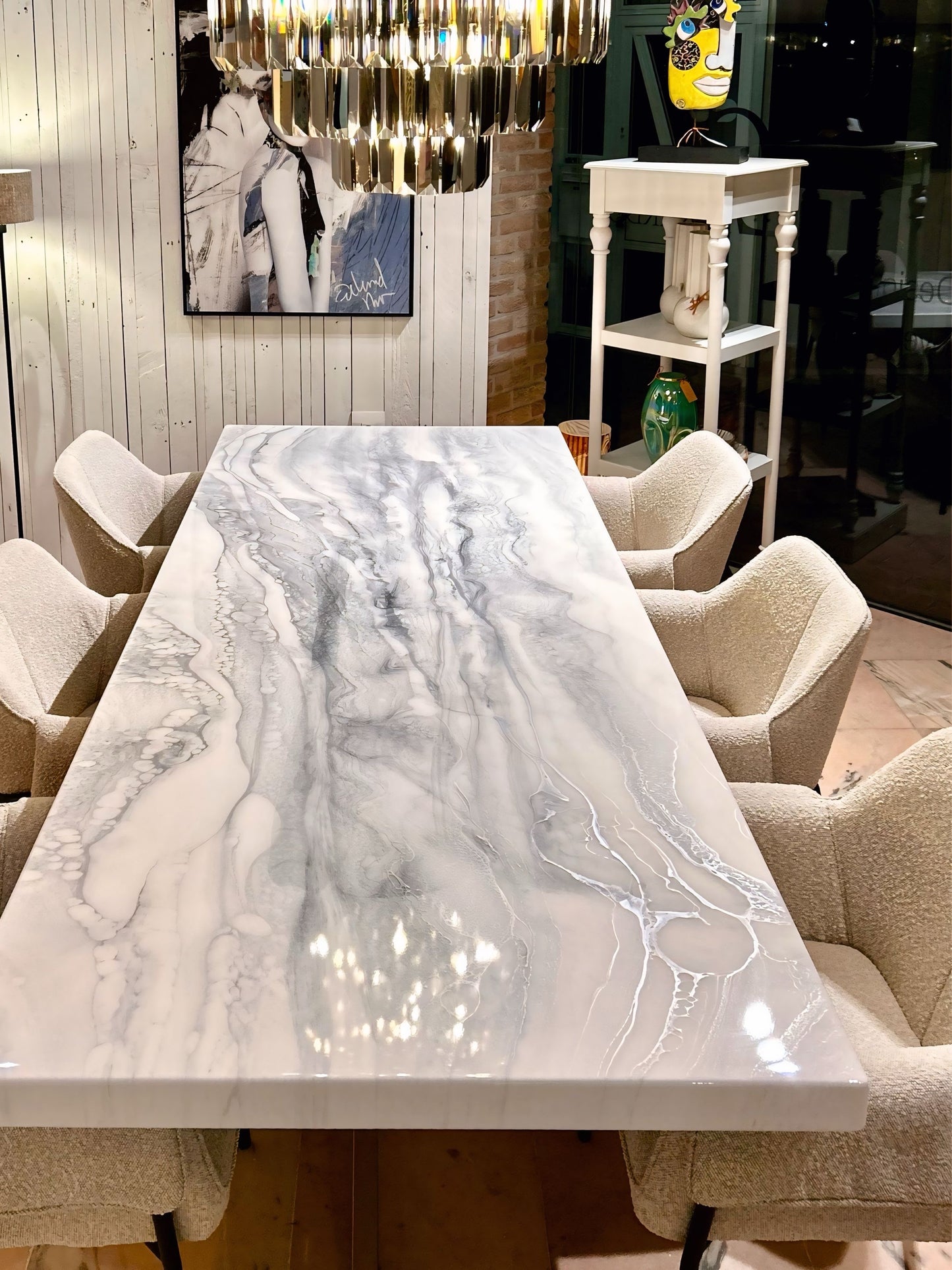 Rechthoekige marmer design eettafel met beige fauteuil-stoelen in moderne eetkamer