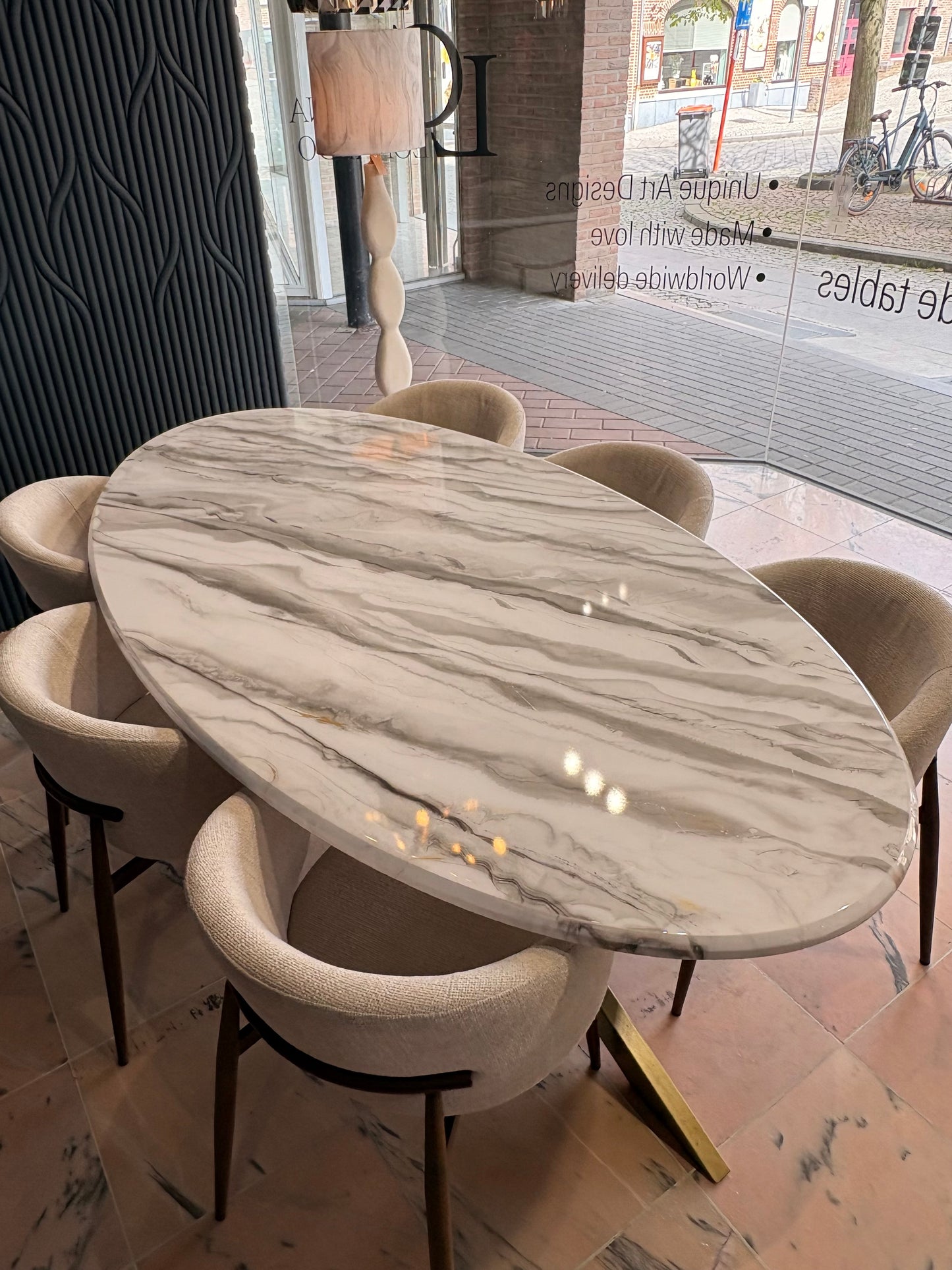 Table à manger ovale en époxy effet marbre — Fabriquée à la main sur commande