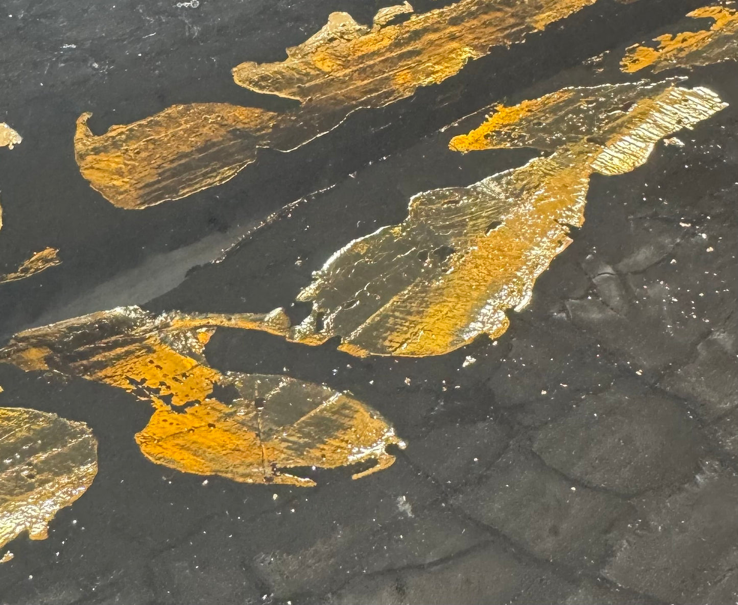 Tisch aus Altholz | Shou Sugi Ban | Goldfinish