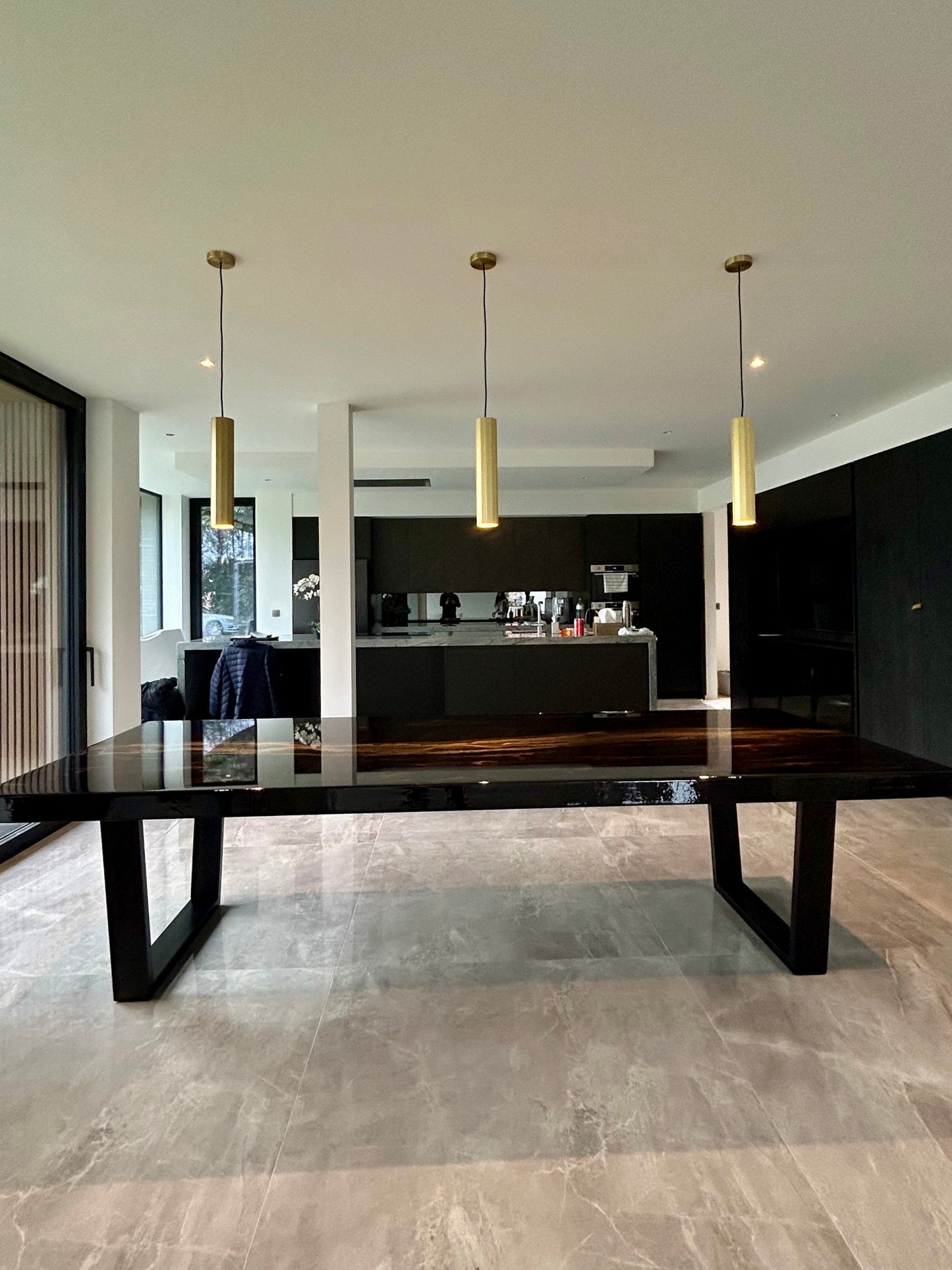 Zwarte design tafel met gouden rivier en bronzen marmer