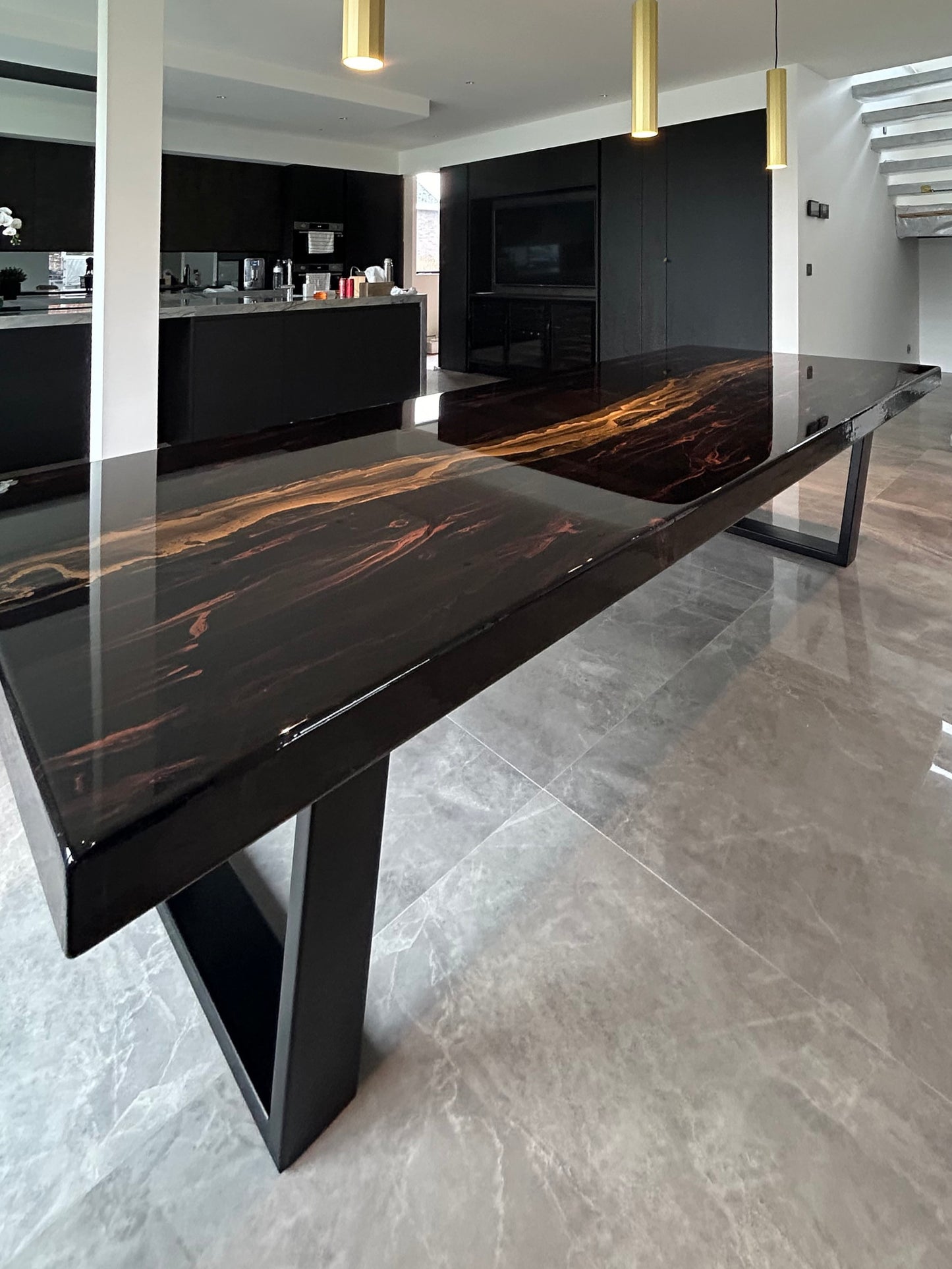 Zwarte design tafel met gouden rivier en bronzen marmer