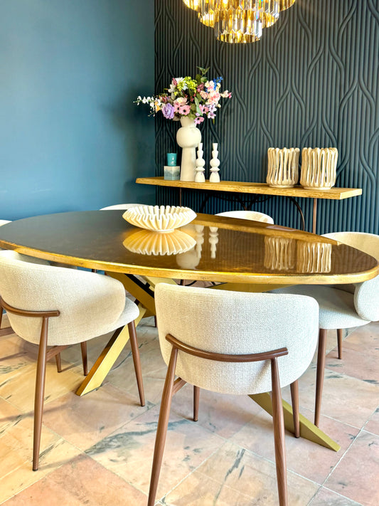 Moderne eetkamer met organische gouden tafel en beige stoelen