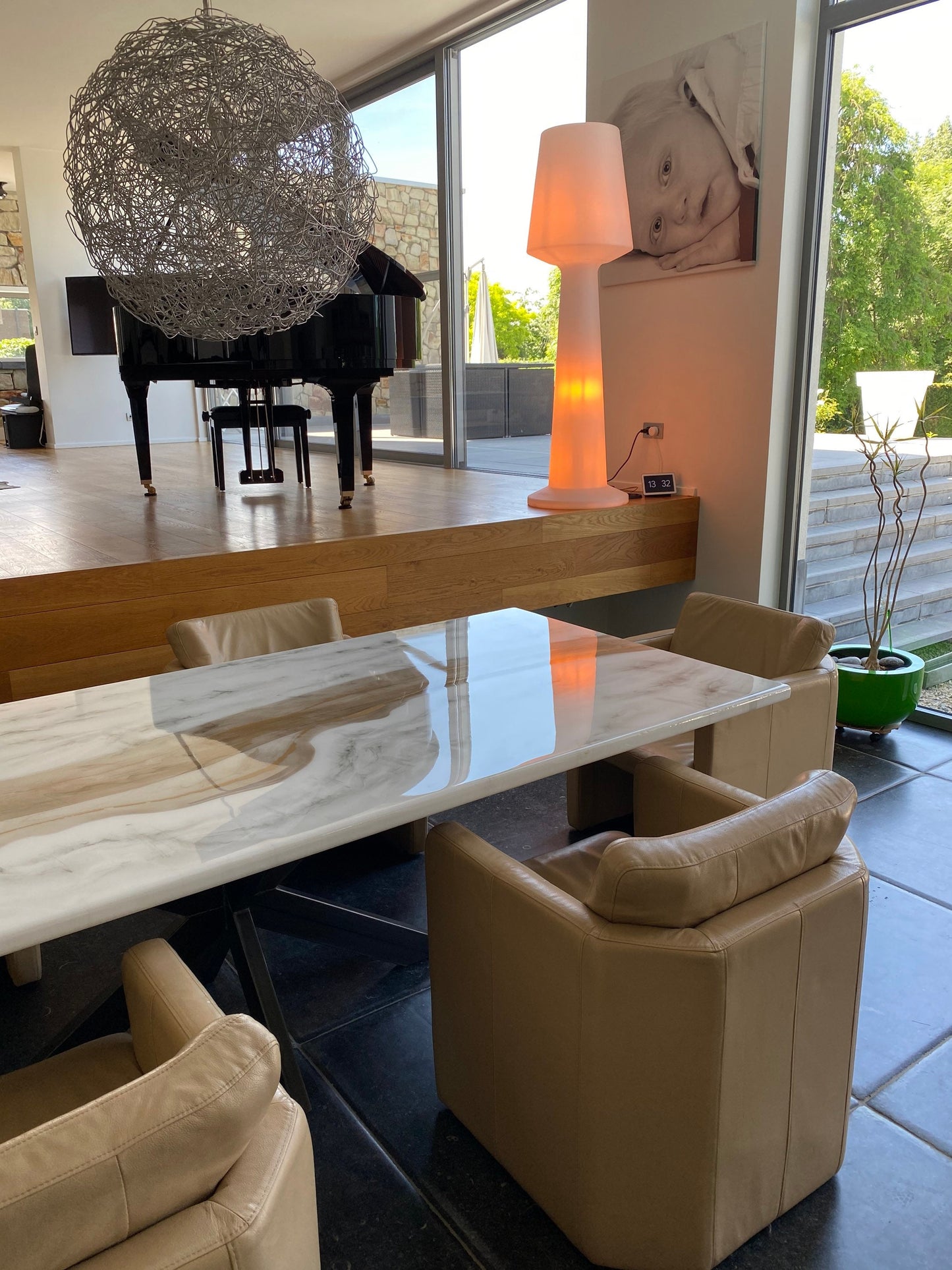 Handgefertigter Esstisch aus Epoxidharz | Gold River Resin Art &amp; Marmor-Design | Individuell gestaltbare Wohndekoration