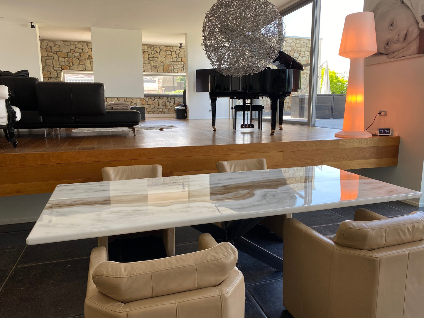 Handgefertigter Esstisch aus Epoxidharz | Gold River Resin Art &amp; Marmor-Design | Individuell gestaltbare Wohndekoration