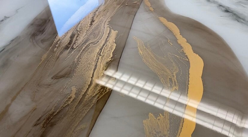 Handgefertigter Esstisch aus Epoxidharz | Gold River Resin Art &amp; Marmor-Design | Individuell gestaltbare Wohndekoration